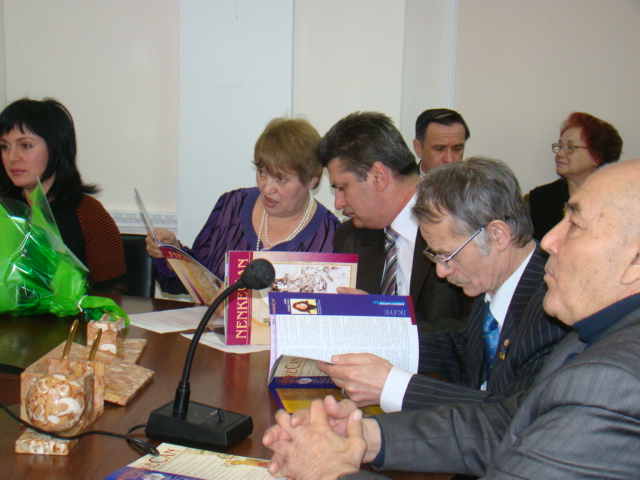 Symposium participants examine the journal Nenkecan